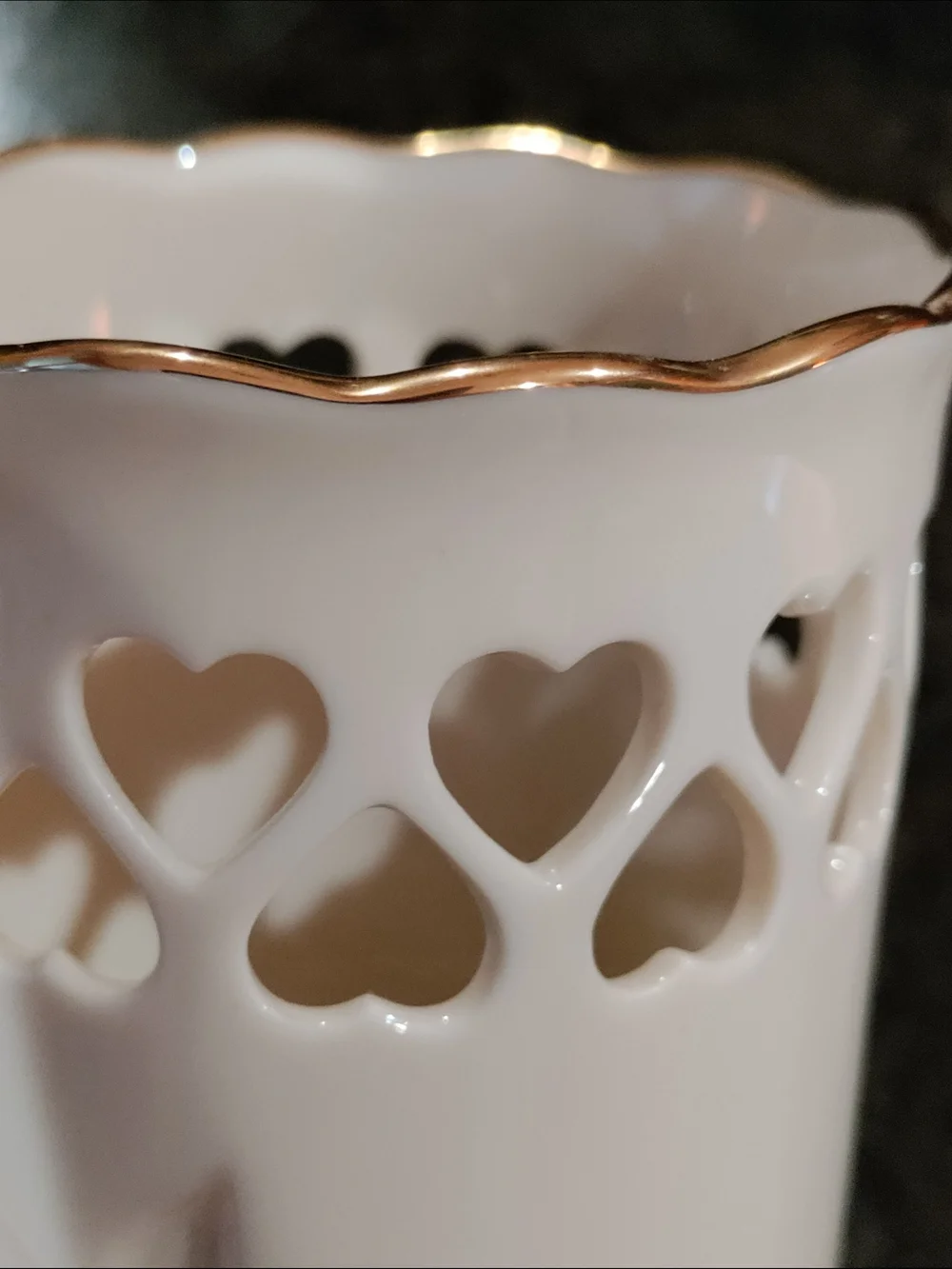 Classic Lenox White Porcelain Heart-Accent Vase with Scalloped 24k Gold Rim